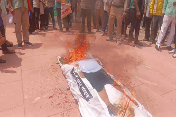 लखनऊ में पप्पू यादव के खिलाफ प्रदर्शन, प्रतीकात्मक शव यात्रा निकालकर माफी की मांग