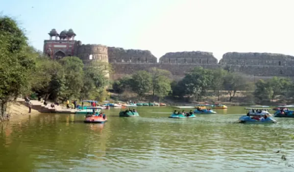 पुराना किला के पास बनी झील से ऐतिहासिक धरोहर को खतरा? बुर्ज गिरने के बाद एएसआई ने शुरू कराई वैज्ञानिक जांच
