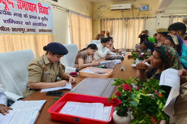 अब शिकायतें नहीं रहेंगी लंबित? आलापुर तहसील पहुंचे डीएम-एसपी, फरियादियों की समस्याओं पर मौके पर दिए कार्रवाई के निर्देश
