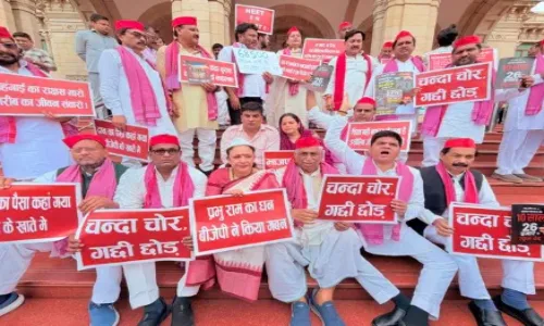 यूपी मानसून सत्र के पहले दिन राम मंदिर चढ़ावा मुद्दे पर विधानसभा और विधानपरिषद में हंगामा