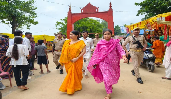 सावन में श्रद्धालुओं की सुविधा पर प्रशासन का फोकस, शिवबाबा धाम पहुंचे डीएम और एसपी