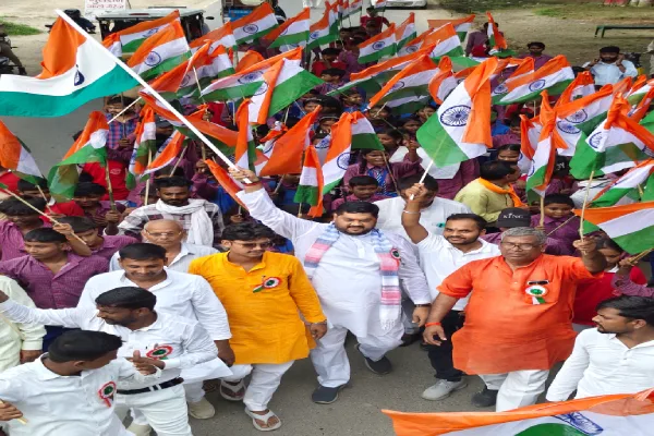 जलालपुर के कर्बला बाजार में निकली तिरंगा यात्रा, ‘हर घर तिरंगा’ अभियान में जुटे लोग