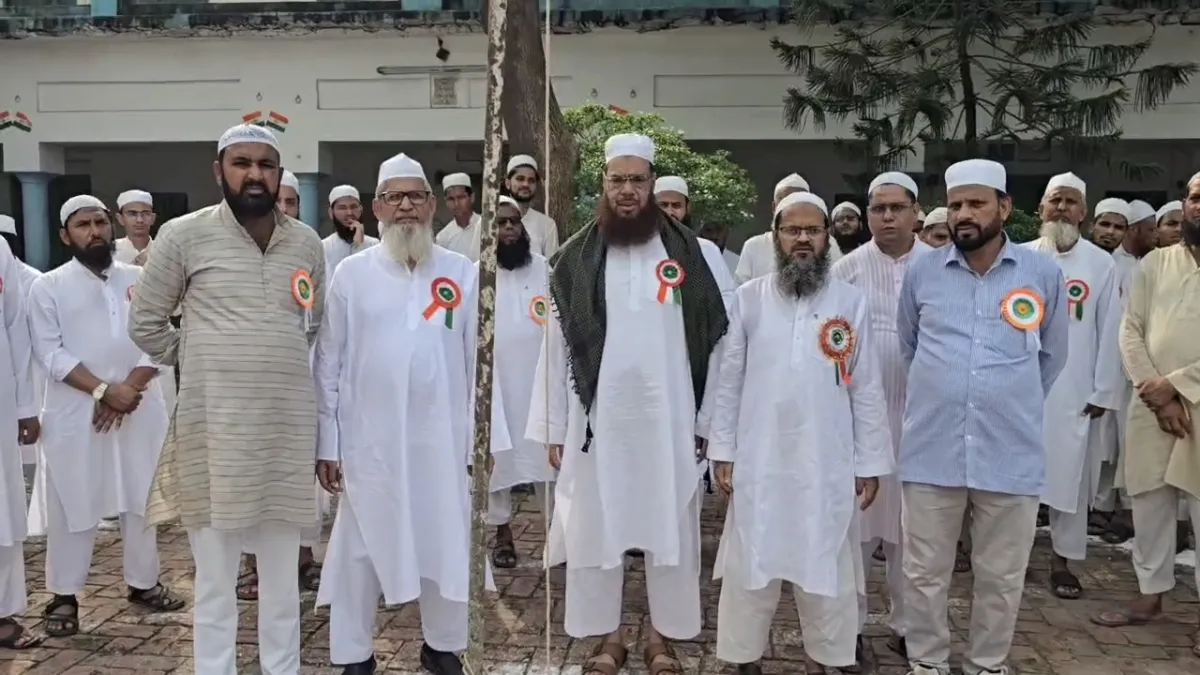 मदरसे में तिरंगा लेकर पहुंचे बच्चे, मुजफ्फरनगर में स्वतंत्रता दिवस पर दिया एकता का संदेश