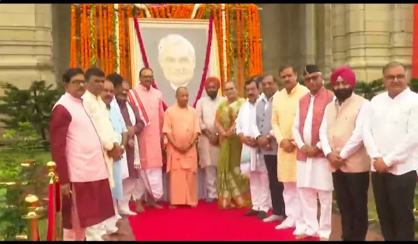 अटल जी की आठवीं पुण्यतिथि पर योगी ने किया नमन, भाजपा नेताओं ने भी दी श्रद्धांजलि