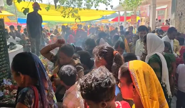 श्रावण मास में शिवबाबा धाम में उमड़ी भारी भीड़, हर-हर महादेव के जयघोष से गूंजा परिसर
