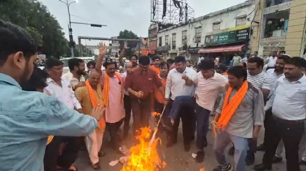 हजरतगंज में वीएचपी बजरंग दल का प्रदर्शन, सोनिया-राहुल-खड़गे के पुतले फूंके