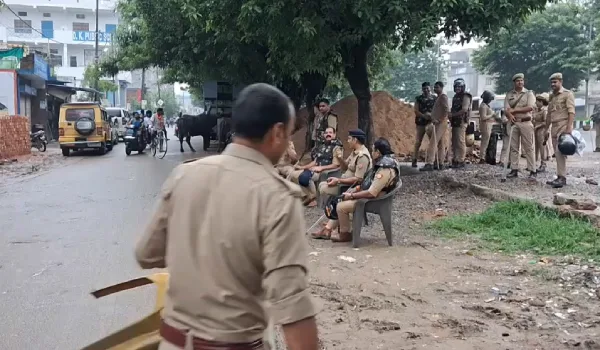 लखनऊ के पारा में अवैध डेयरियों पर कार्रवाई, 100 से अधिक मवेशी जब्त