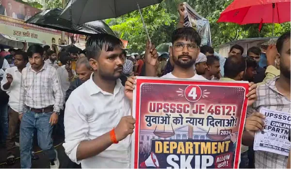 UPSSSC JE भर्ती को लेकर लखनऊ में प्रदर्शन, अभ्यर्थियों ने ब्रजेश पाठक के आवास का किया घेराव