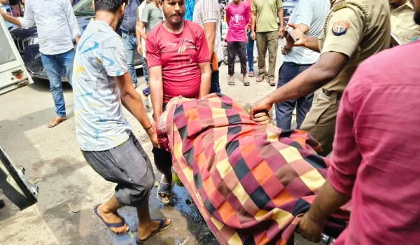 लखनऊ में महिला बैंक अफसर की दिनदहाड़े हत्या, बैंक के बाहर मारी गोली