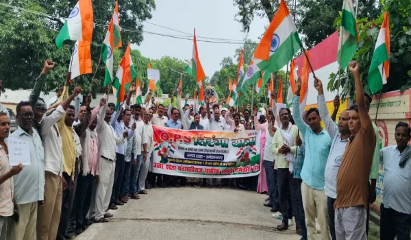 पुरानी पेंशन के लिए अम्बेडकरनगर में कर्मचारियों की तिरंगा यात्रा, डीएम को ज्ञापन