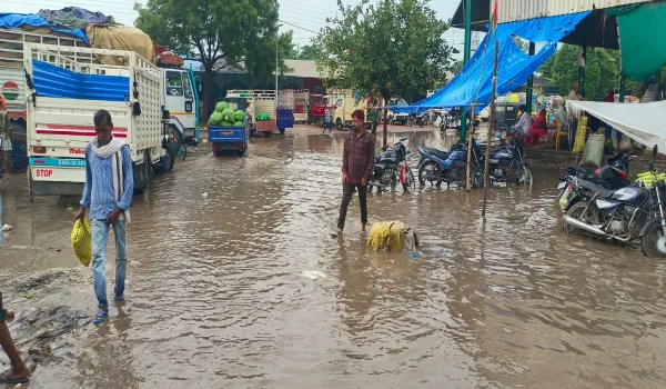 हल्की बारिश से अकबरपुर के कई हिस्सों में जलभराव, जलनिकासी पर सवाल