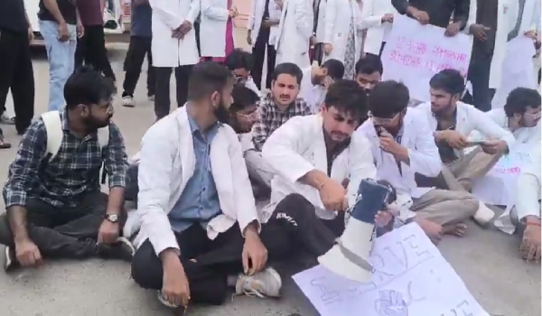केजीएमयू डॉक्टरों का प्रदर्शन, स्टाइपेंड ₹12 हजार से ₹30 हजार करने की मांग