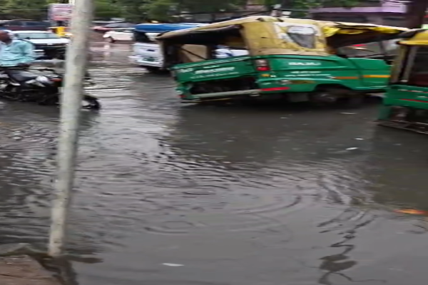 हल्की बारिश में ही अकबरपुर की सड़कों पर पानी, जलनिकासी व्यवस्था पर सवाल