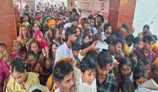 सावन के चौथे सोमवार पर शिवबाबा धाम में भक्तों की भीड़, जलाभिषेक को लगी कतार