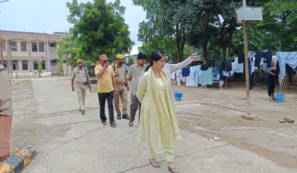 नवोदय विद्यालय पहुंचीं डीएम ईशा प्रिया, बच्चों से पढ़ाई से लेकर सुविधाओं तक पूछी बात