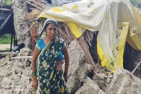 हल्की बारिश में ढहा मिट्टी का मकान, मलबे में दब गया गृहस्थी का सामान