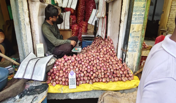 त्योहार के बीच प्याज ने बढ़ाई परेशानी, दो दिन में 50 से 70 रुपये किलो हुआ भाव