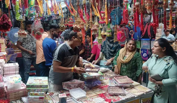 लखनऊ में राखी का रंग: चौक की गलियों से गोमतीनगर के बाजार तक, भाई-बहन के रिश्ते ने बदली शहर की चाल