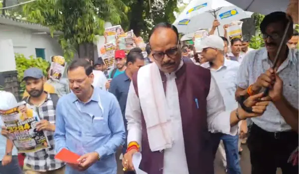 पीईटी भर्ती को लेकर अभ्यर्थियों का प्रदर्शन, डिप्टी सीएम आवास पहुंचे सैकड़ों लोग
