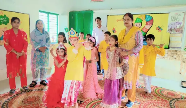 प्राथमिक विद्यालय चाचिकपुर में कृष्ण जन्माष्टमी पर बच्चों ने सजाई राधा-कृष्ण की झांकी
