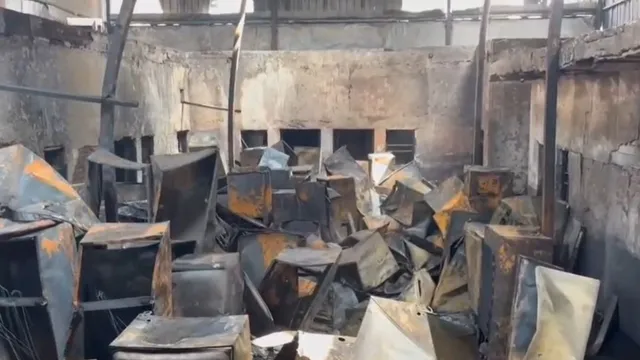 सुबह बंद गोदाम से उठा धुआं, टीनशेड काटकर डेढ़ घंटे में बुझाई गई आग