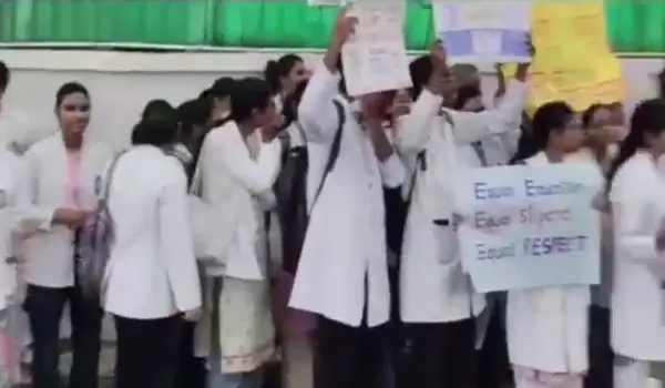 7500 रुपये स्टाइपेंड से नाराज आयुष इंटर्न डॉक्टर, डिप्टी सीएम आवास पहुंचे