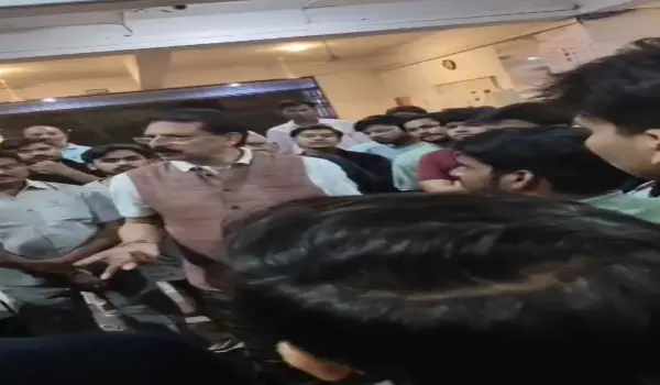 बीबीडी हॉस्टल में दाल में कीड़ा मिलने की शिकायत पर छात्रों का विरोध