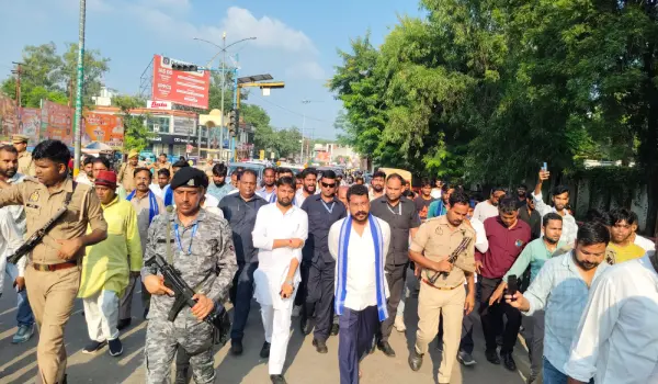 गोंडा हत्याकांड: चंद्रशेखर आजाद को पुलिस ने रामनगर में रोका, समर्थकों संग धरने पर बैठे