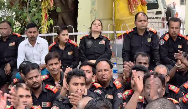 सुरक्षा कर्मियों को हटाने के विरोध में LU में प्रदर्शन