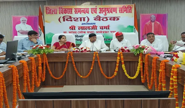 अंबेडकरनगर दिशा समिति की बैठक में बिजली, स्वास्थ्य और विकास कार्यों की समीक्षा
