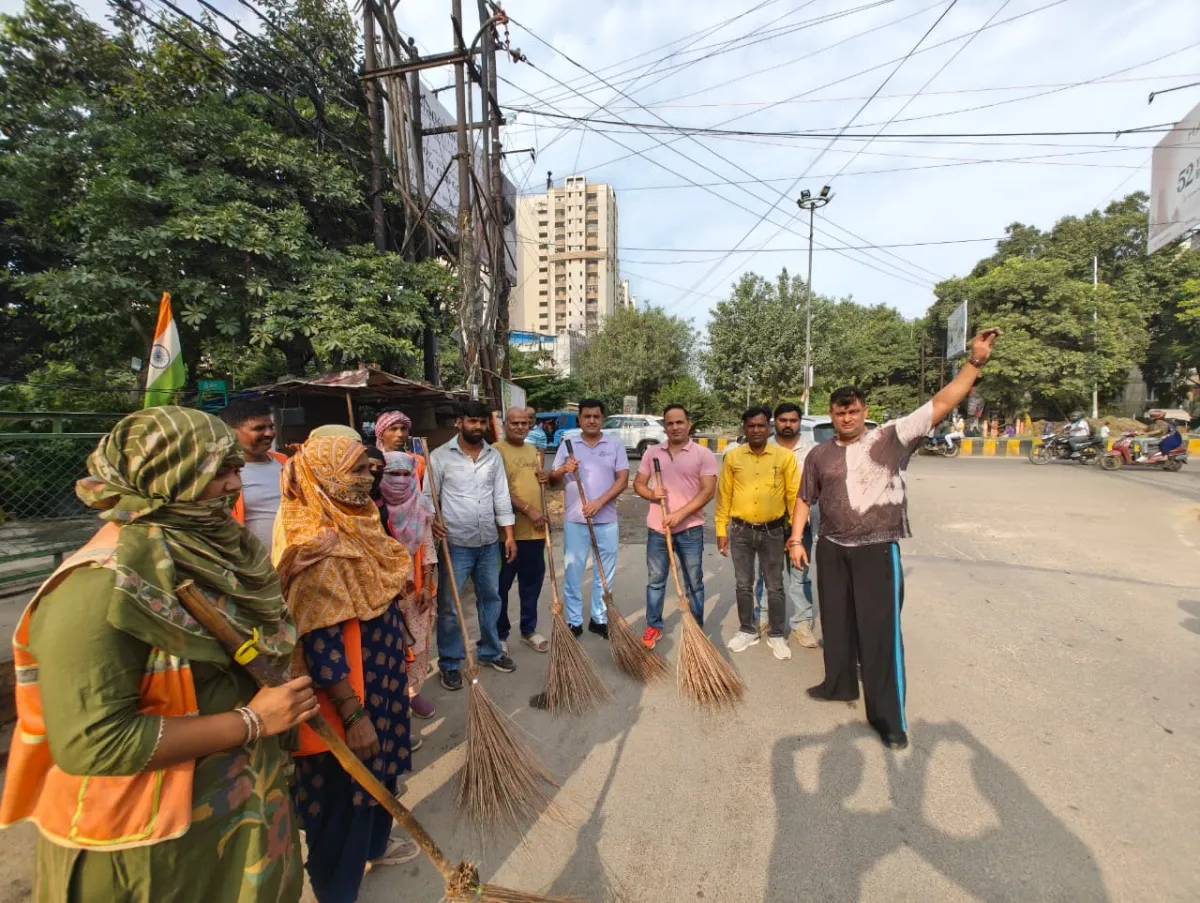 गाजियाबाद वार्ड 98 में सफाई अभियान, जलभराव वाले स्थानों पर एंटी-लार्वा छिड़काव