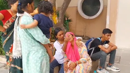दिल्ली के सरिता विहार में डंपर ने क्रेन और ऑटो को मारी टक्कर, 4 की मौत