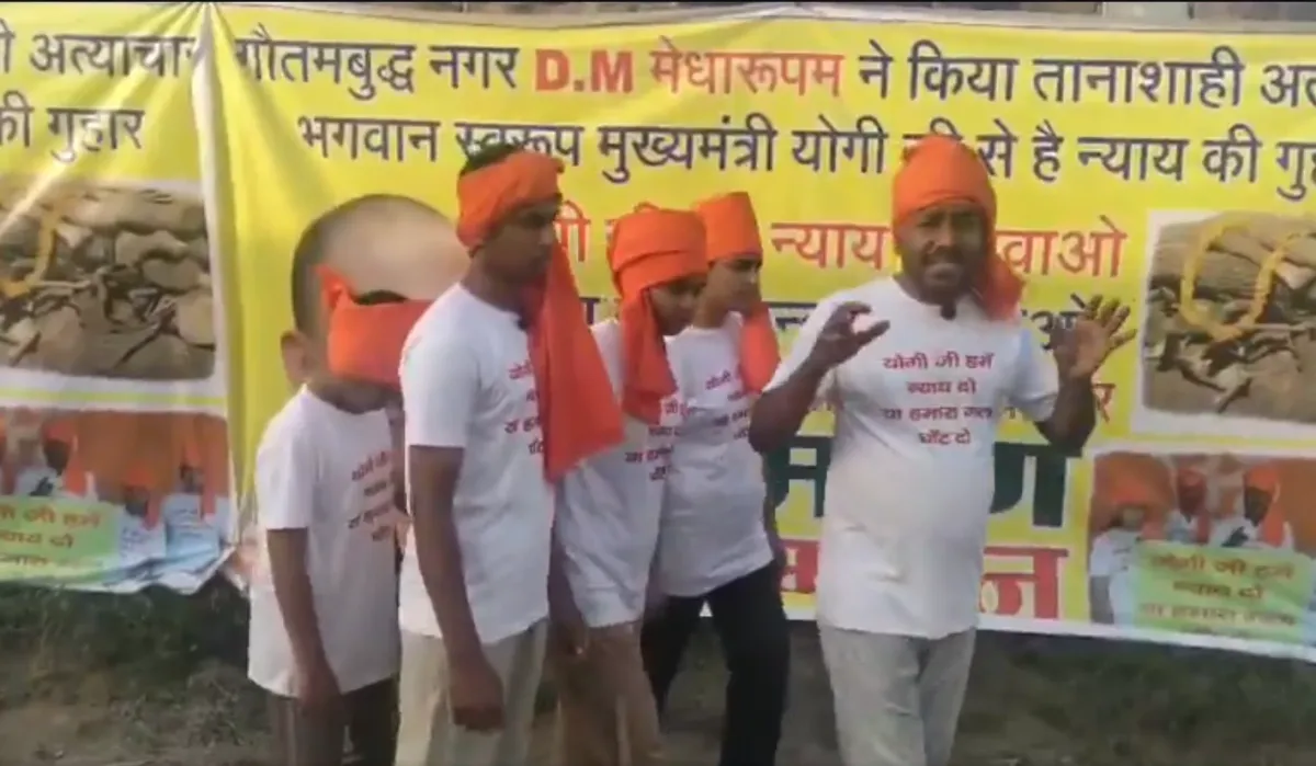 नोएडा में बच्चों के जाति प्रमाण पत्र की मांग पर चार बच्चों संग आमरण अनशन