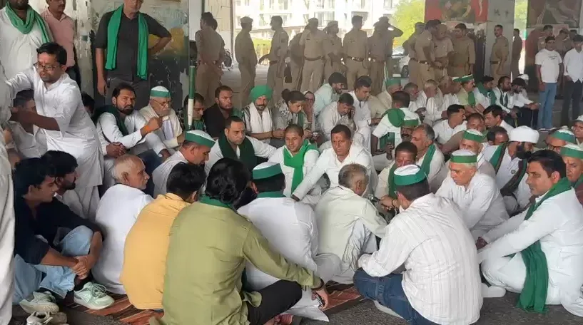 गांधी जयंती पर यूपी गेट पर जुटे किसान, हवन के बाद हुई महापंचायत