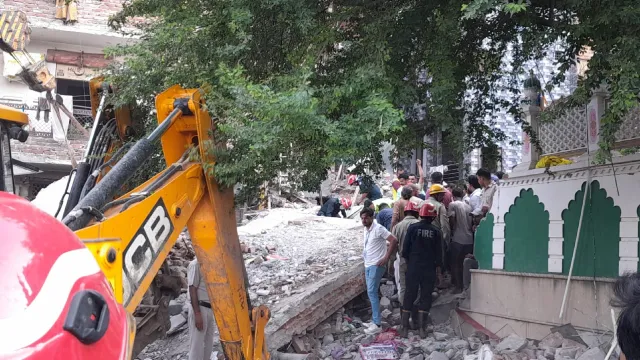 सीमापुरी में जर्जर चार मंजिला मकान भरभराकर गिरा, 4 लोग मलबे में फंसे
