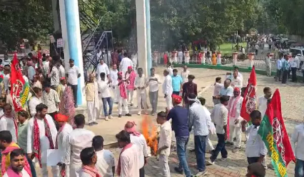 अंबेडकरनगर में सपा का ‘वोट बचाओ-देश बचाओ’ मार्च, लालजी वर्मा ने चुनाव आयोग पर उठाए सवाल