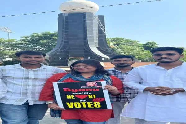 लखनऊ में वोट चोरी के आरोपों पर सड़क पर उतरे छात्र, मुख्य चुनाव आयुक्त के इस्तीफे की मांग