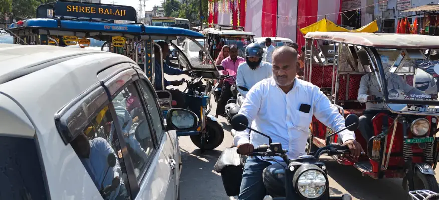 Ambedkar Nagar News: अकबरपुर में जाम का झाम, मार्गों पर वाहनों की कतारें, ट्रैफिक पुलिस बेबस