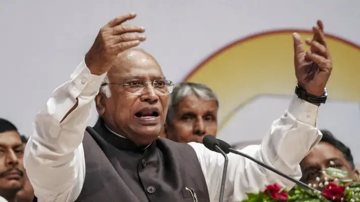 Mallikarjun Kharge: खरगे की टिप्पणी पर देशभर में विरोध करेगी भाजपा, माफी की मांग तेज