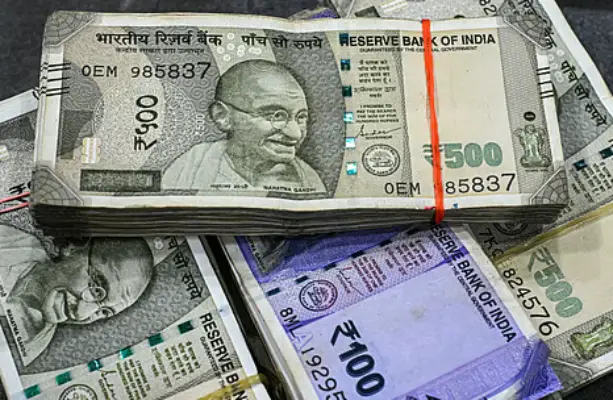 UP: जमीन के अंदर में मिला करोड़ों का खजाना, नोटों की गड्डियां देख पुलिस भी दंग
