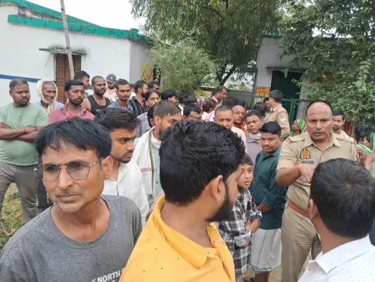Ambedkar Nagar : पेड़ से लटका मिला 28 वर्षीय युवक का शव, परिजनों ने जताई हत्या की आशंका