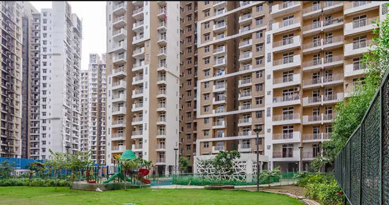 ग्रेटर नोएडा में दर्दनाक हादसा, 23वीं मंजिल से गिरकर पिता-बेटे की मौत