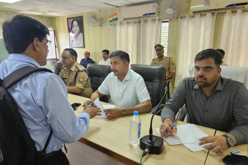 शिकायतों पर सीधी कार्रवाई: जिलाधिकारी ने मलिहाबाद में दिलाई राहत, लापरवाह अभियंता पर कार्रवाई